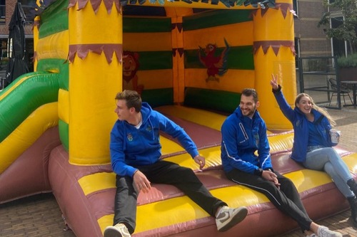 Springkussen en team Beweegfestival