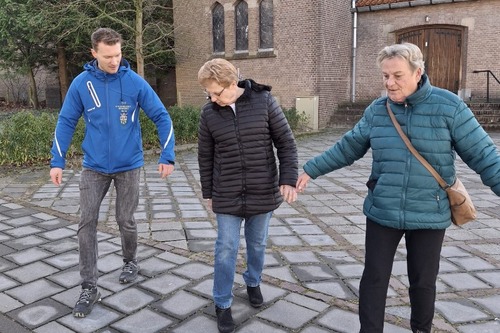 Balansoefeningen QR-Fit wandelgroep vrijdagochtend. Bosschenhoofd